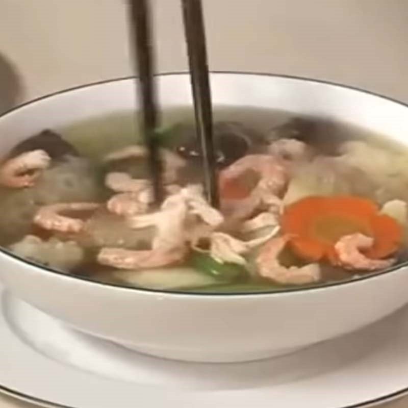 Trình bày món canh bóng miền Bắc hoàn chỉnh với tôm và ngò rí