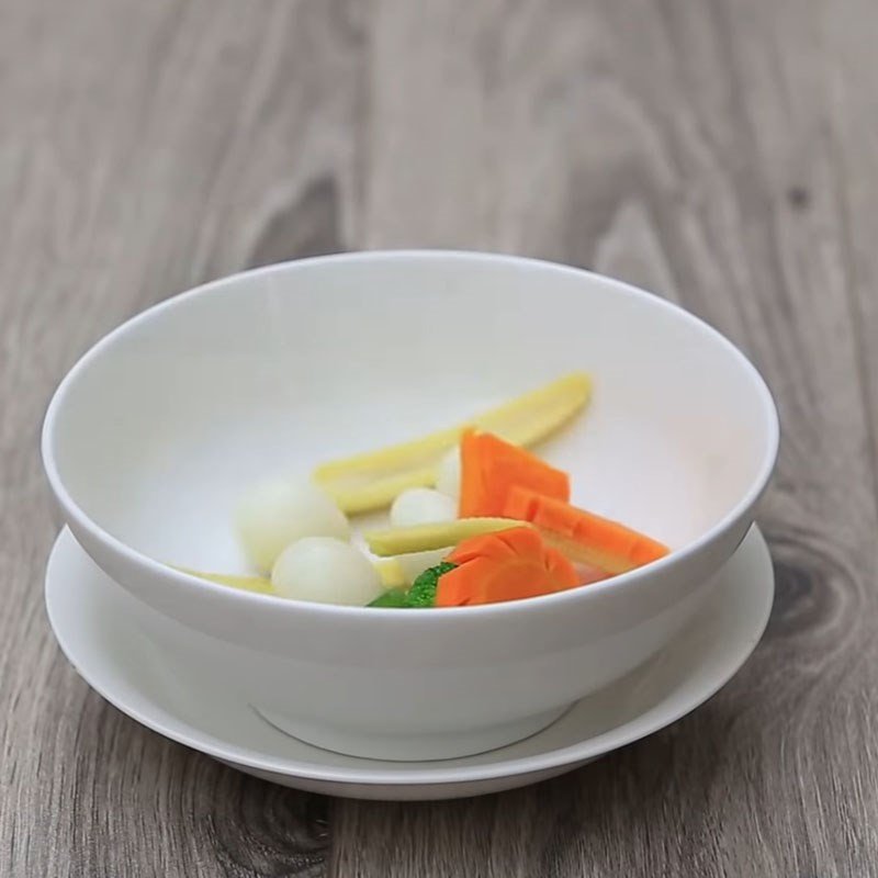 Trình bày món canh mọc thập cẩm đẹp mắt