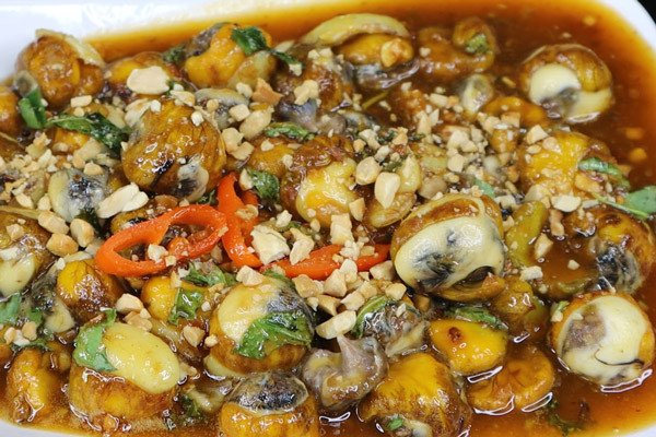 Trình bày món cút lộn xào me với rau răm tươi, hành phi giòn và đậu phộng rang, sẵn sàng để thưởng thức ngay.