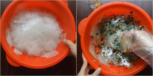 Trộn bánh tráng cùng mỡ hành và muối tôm