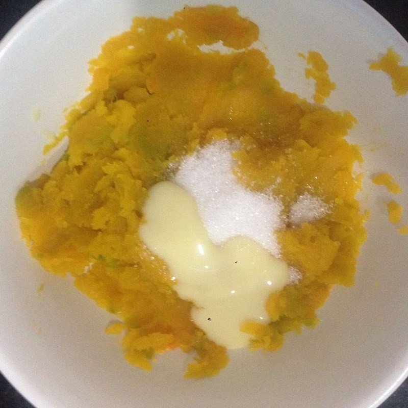 Trộn bí đỏ đã nghiền với bột mì và các nguyên liệu khác