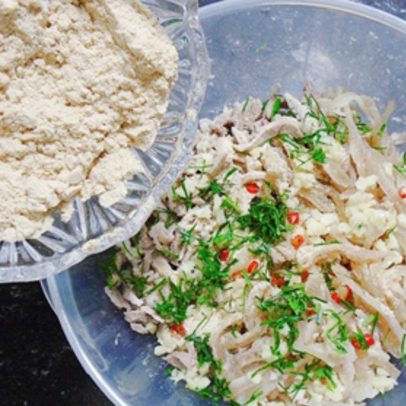 Trộn bì heo và thịt nạc với thính gạo, gia vị cho nem thính