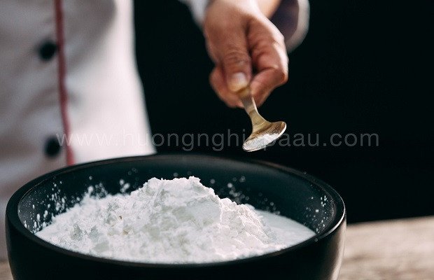 Trộn bột gạo nếp với nước và chút muối để làm bánh gạo