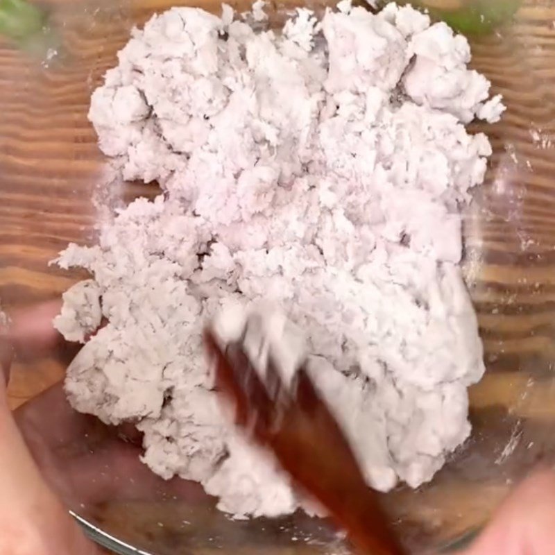 Trộn bột khoai môn để làm bánh chiên xù nhân phô mai