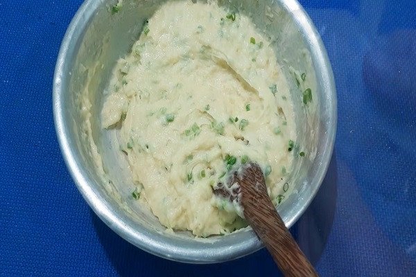 trộn bột làm bánh khoai tây