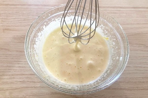 Trộn bột làm bánh rán Doraemon đúng cách