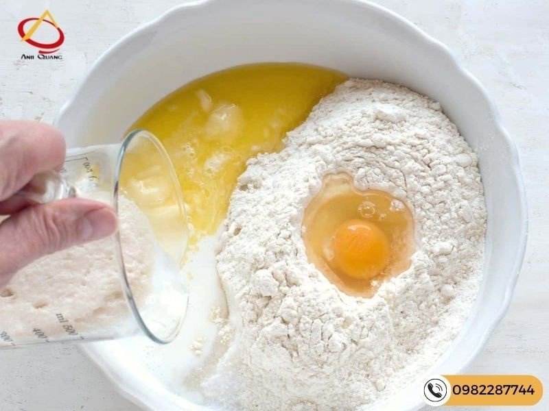 Trộn bột làm bánh