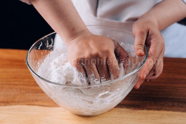 Trộn bột làm vỏ bánh quai vạc thủ công tại nhà