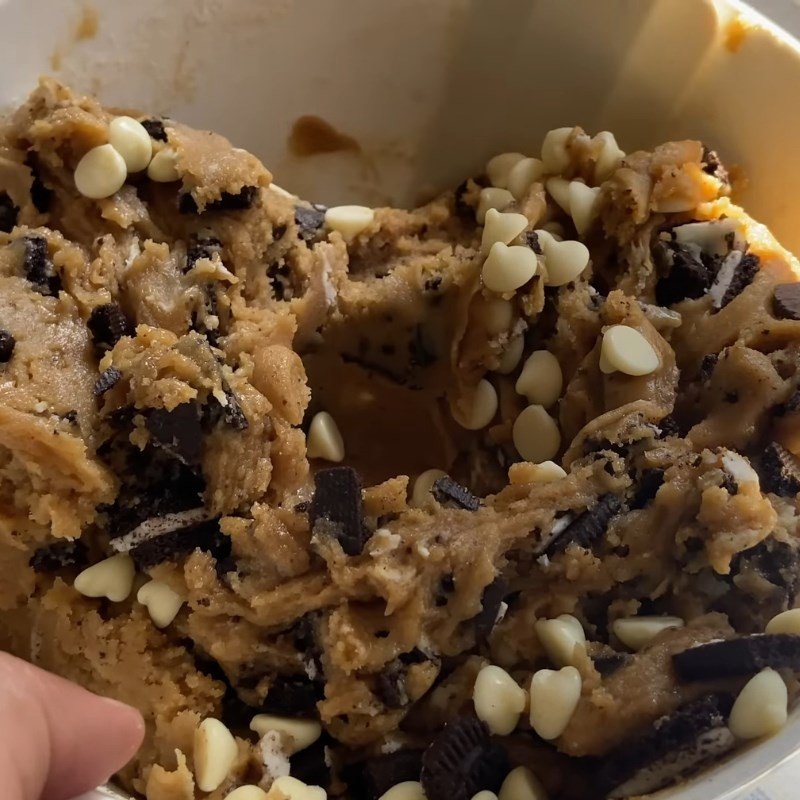 Trộn bột mì và chocolate chip làm bánh cookie mềm