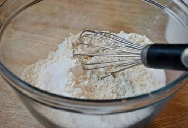 Trộn bột mì với men nở, đường, muối cho bánh mì