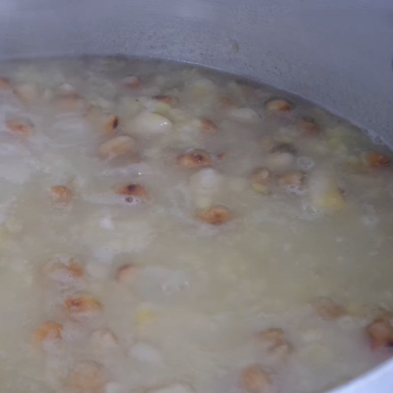 Trộn chuối đậu phộng với đậu xanh để hoàn thành chè