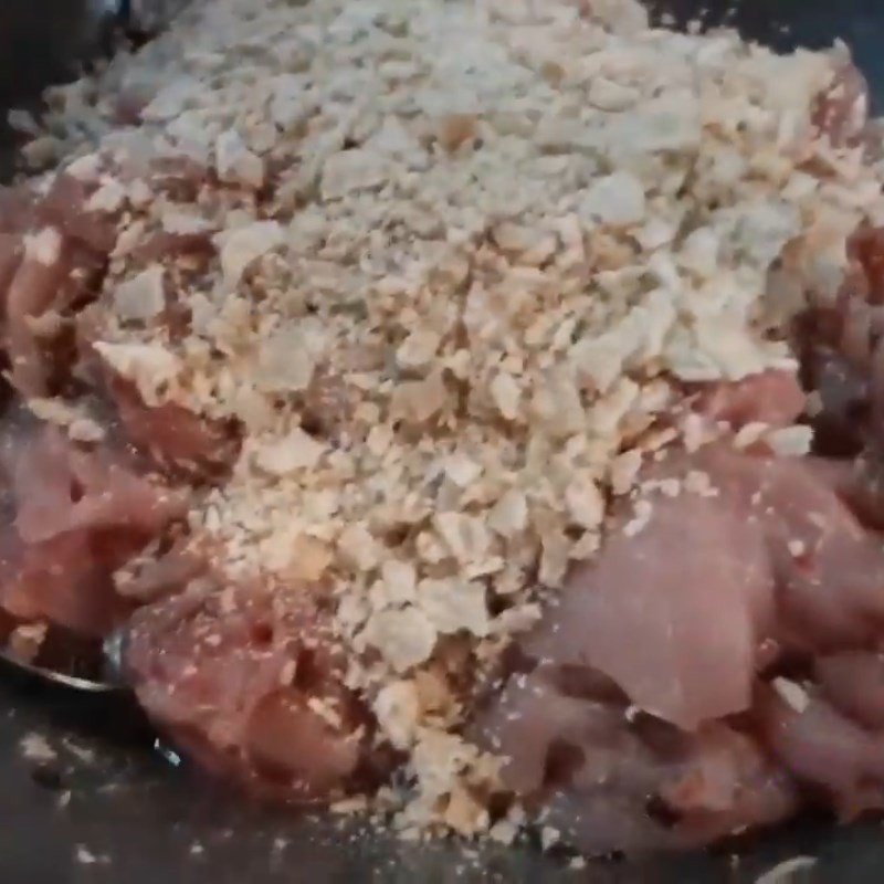 Trộn đều bánh tráng vụn vào thịt nạc đã ướp