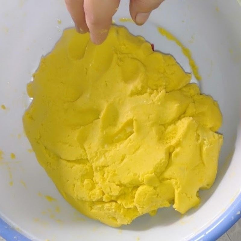 Trộn đều bí đỏ nghiền với bột nếp để làm bánh