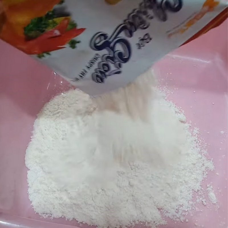 Trộn đều bột mì, bột chiên giòn và gia vị cho bánh khoai lang rán