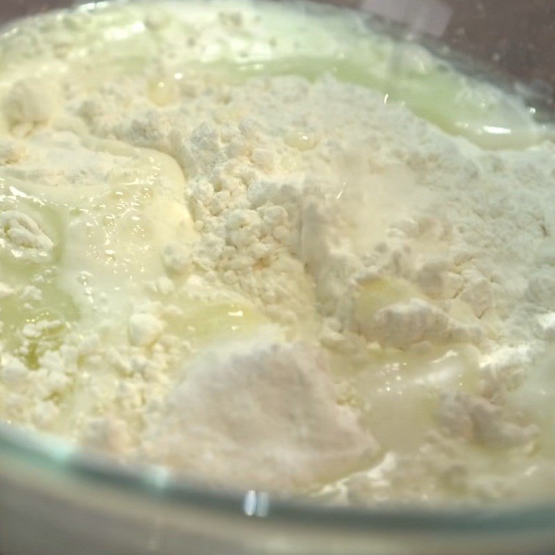 Trộn đều bột mì, muối và baking powder làm vỏ bánh tortilla truyền thống