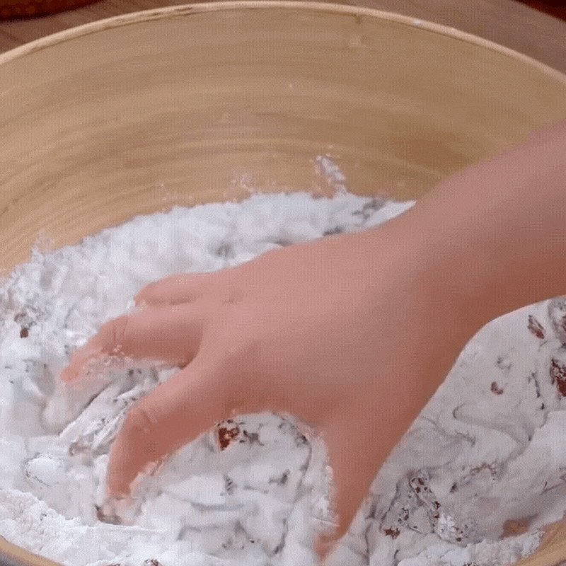 Trộn đều bột nếp, táo đỏ, nho khô và sữa tươi để nhào thành khối bột mịn chuẩn bị cho món bánh gừng táo đỏ.