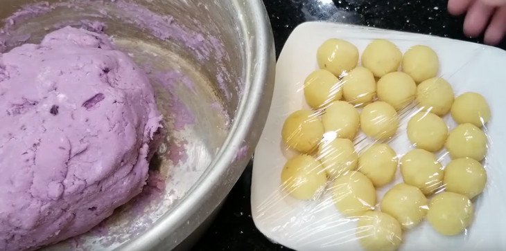 Trộn đều bột nếp và khoai để tạo khối bột bánh khoai môn dẻo