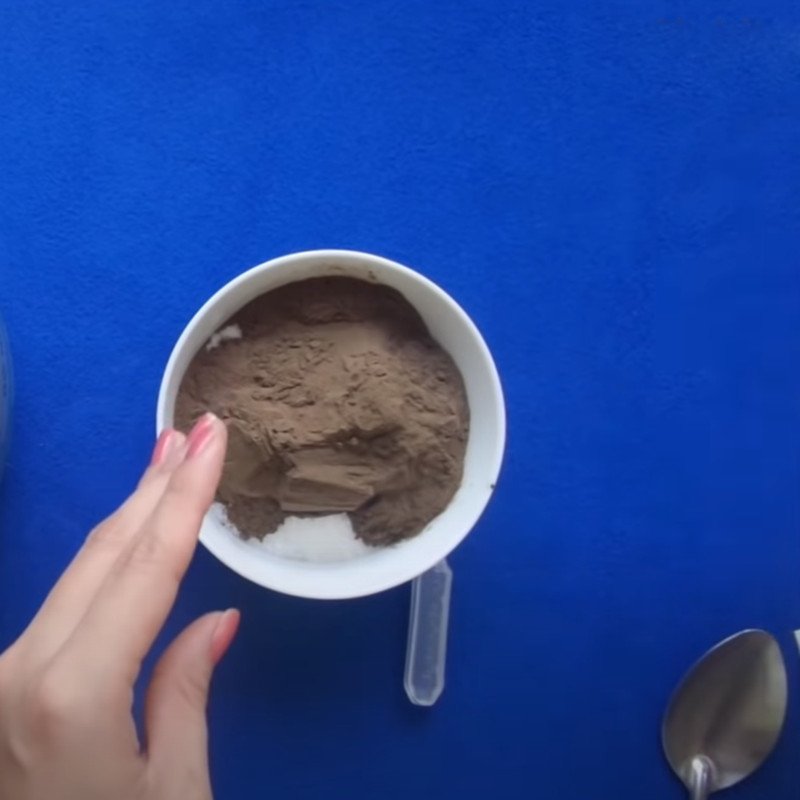 Trộn đều bột sương sáo và đường, bước đầu cách nấu thạch đen từ bột