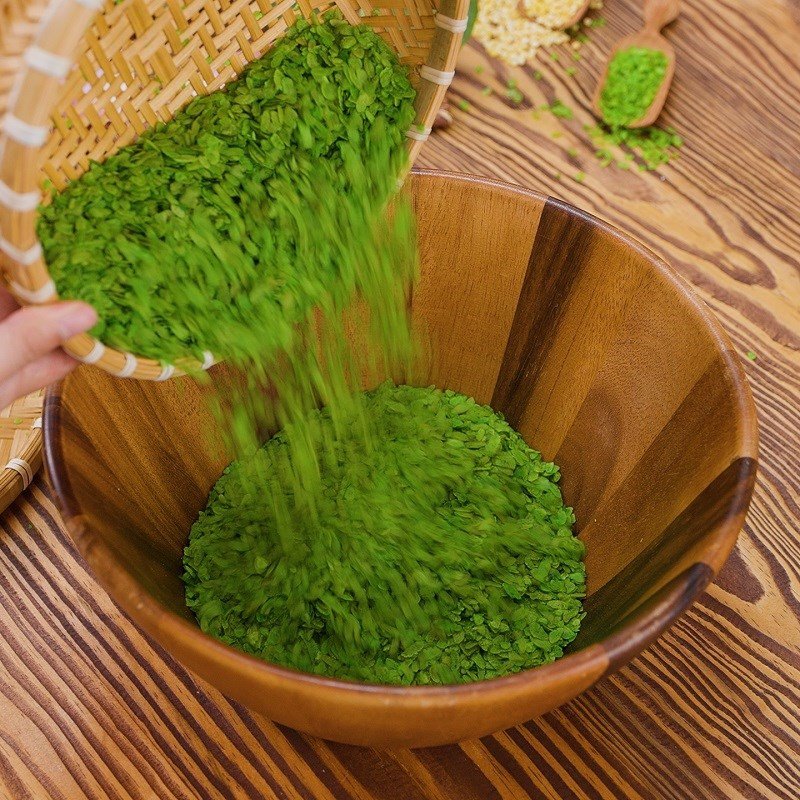 Trộn đều các nguyên liệu cho món xôi cốm hạt sen