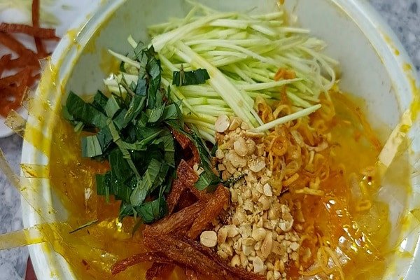 Trộn đều các nguyên liệu để có món bánh tráng trộn chay thơm ngon