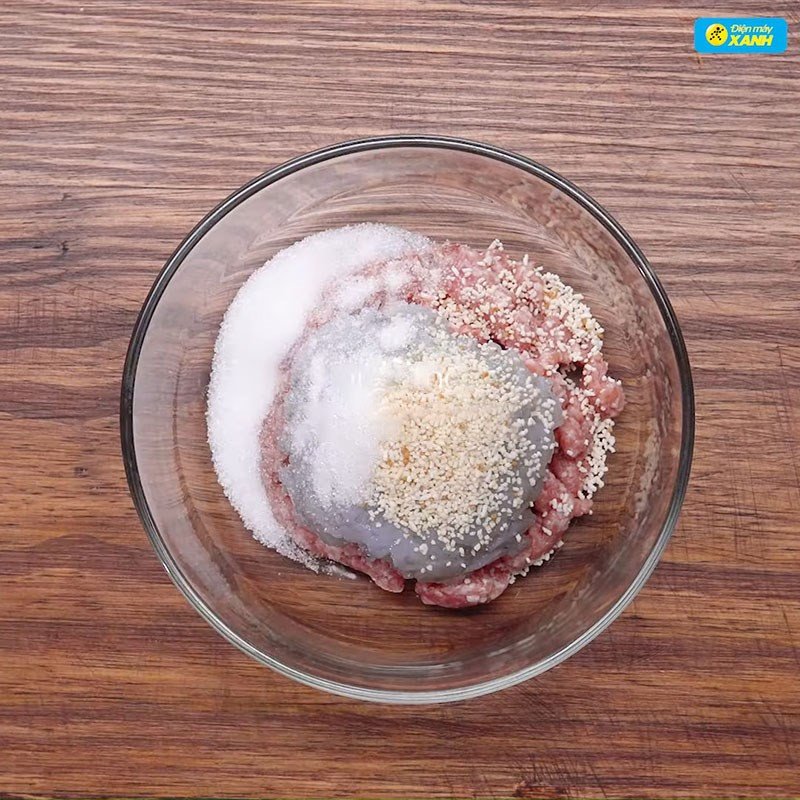 Trộn đều các nguyên liệu để làm nhân há cảo hấp thơm ngon