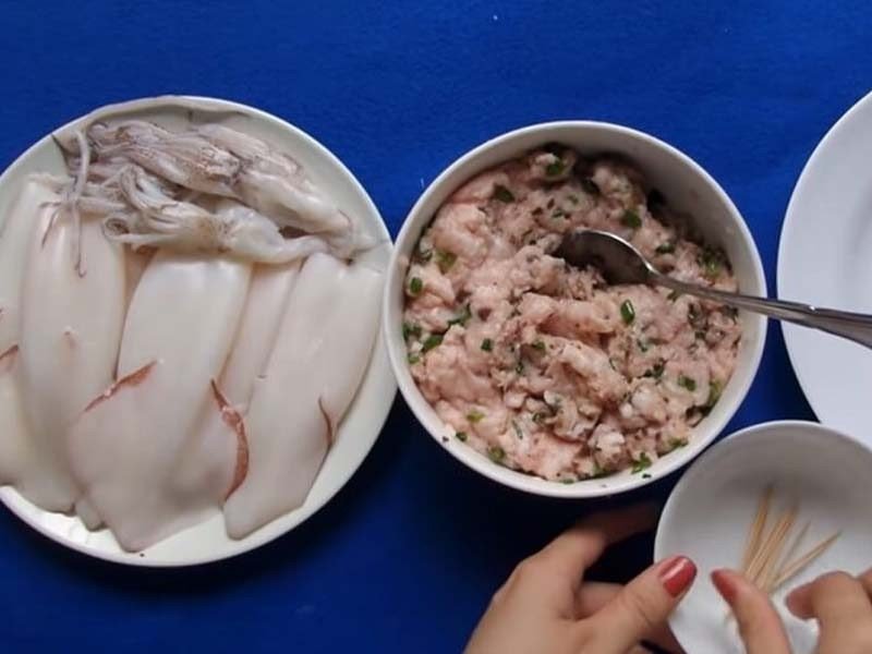 Trộn đều các nguyên liệu làm nhân thịt cho món mực nhồi thịt sốt chua ngọt