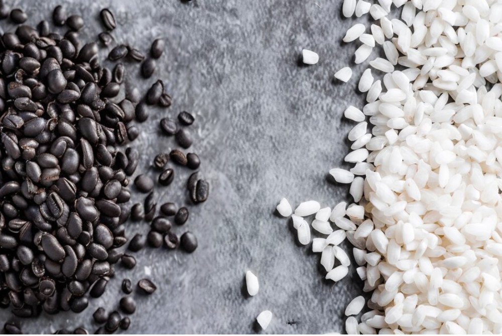 Trộn đều gạo nếp và đậu đen để nấu xôi