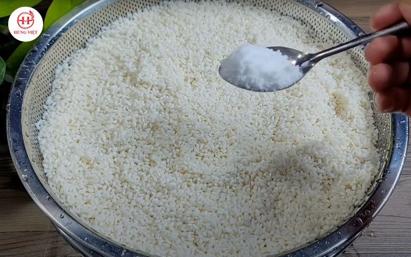 Trộn đều gạo nếp với muối, giúp xôi không bị cứng và đậm đà hơn