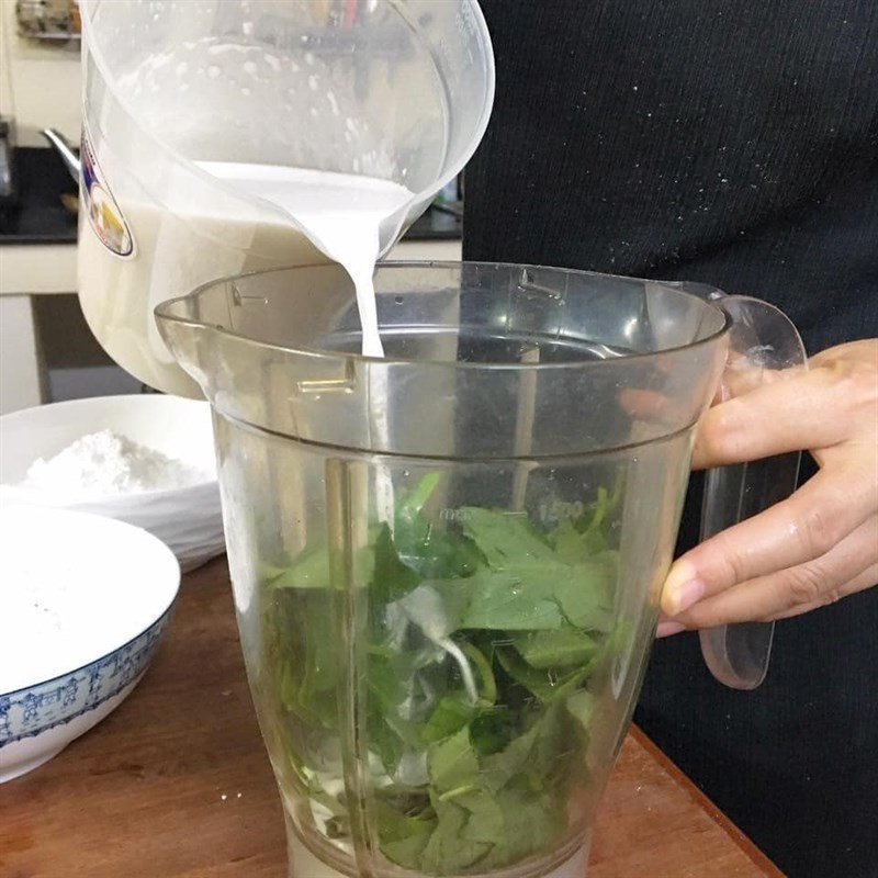 Trộn đều hỗn hợp bột và nước cốt dừa làm vỏ bánh lá mít