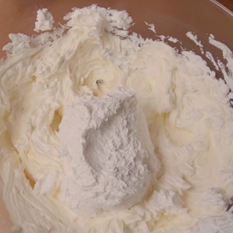 Trộn đều hỗn hợp kem phô mai cho bánh kem nhỏ