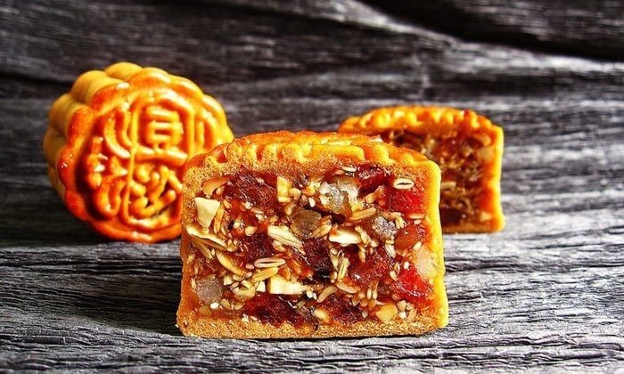 Trộn đều hỗn hợp nguyên liệu để làm nhân bánh trung thu