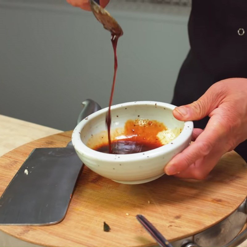 Trộn đều hỗn hợp sốt hoisin, sẵn sàng cho món đậu que xào tương đen