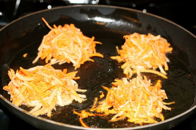 Trộn đều khoai lang sợi với hỗn hợp bột bánh để chuẩn bị chiên