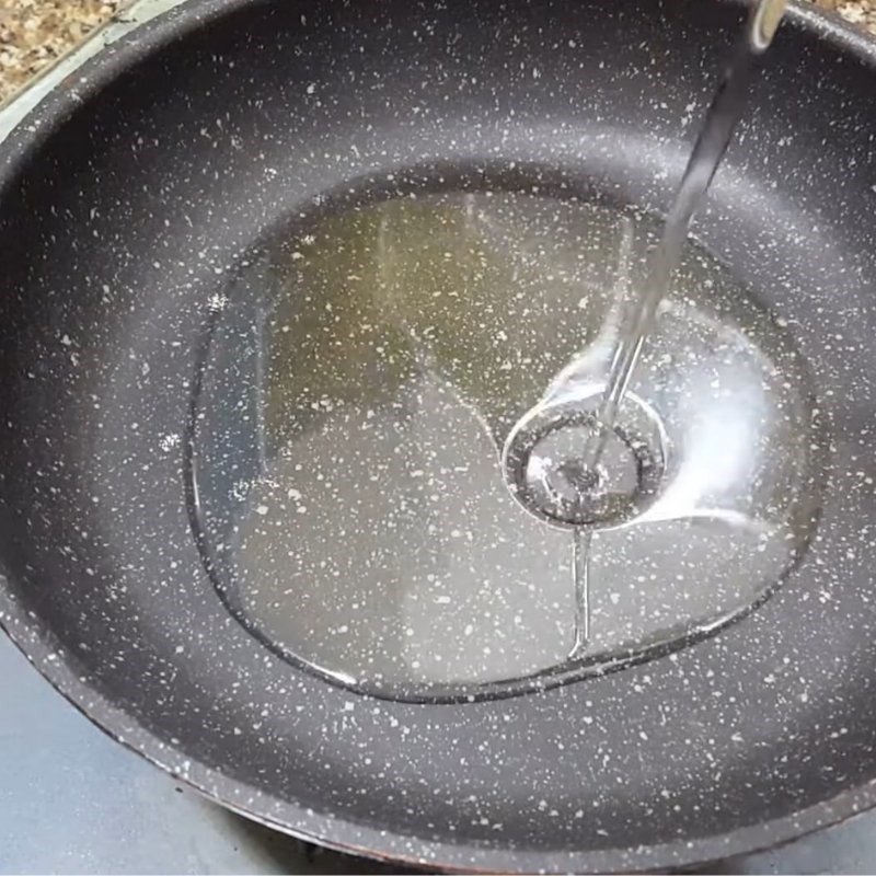 Trộn đều khoai lang sợi với hỗn hợp bột trước khi chiên