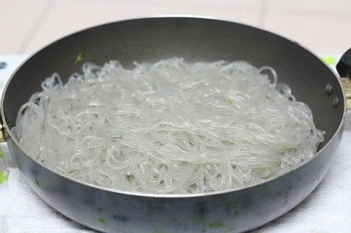 Trộn đều miến dong đã sơ chế với một chút dầu ăn để đảm bảo sợi miến tơi, không bị dính