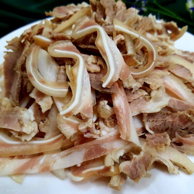 Trộn đều tai heo và thịt mỡ với thính gạo để làm nem thính