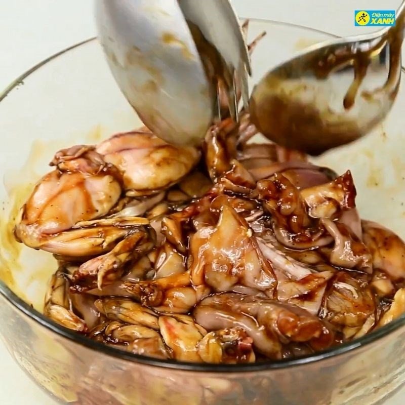 Trộn đều thịt ếch với hỗn hợp gia vị ướp đậm đà