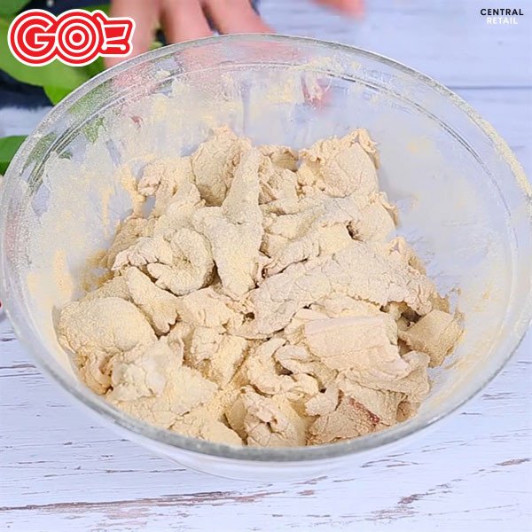 Trộn đều thịt heo với thính và gia vị để làm món thịt chua Thanh Hóa truyền thống.