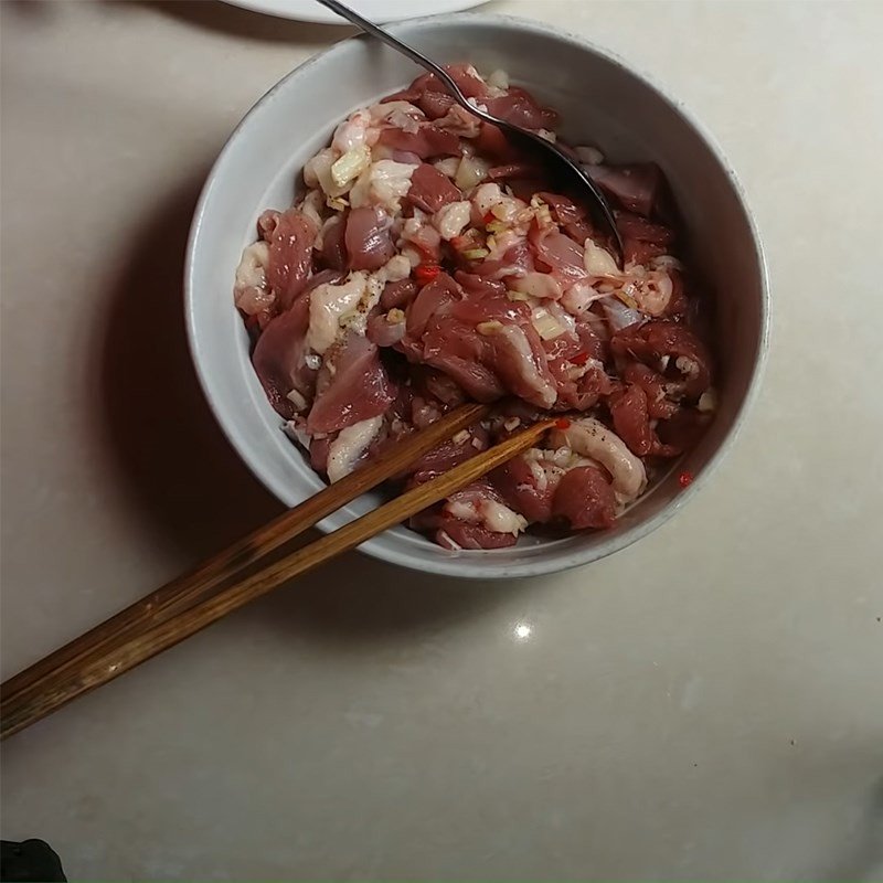 Trộn đều thịt ngan với các loại gia vị ướp