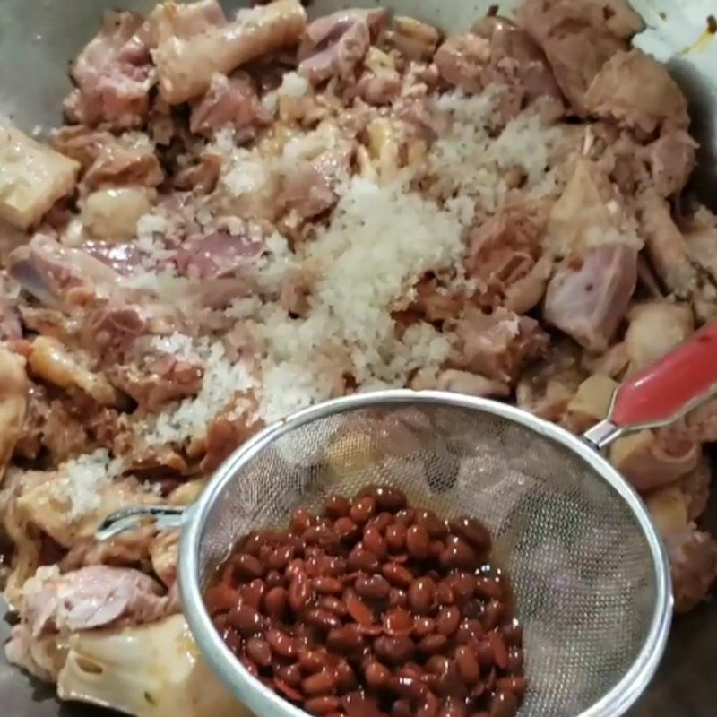 Trộn đều thịt ngỗng với các loại gia vị ướp