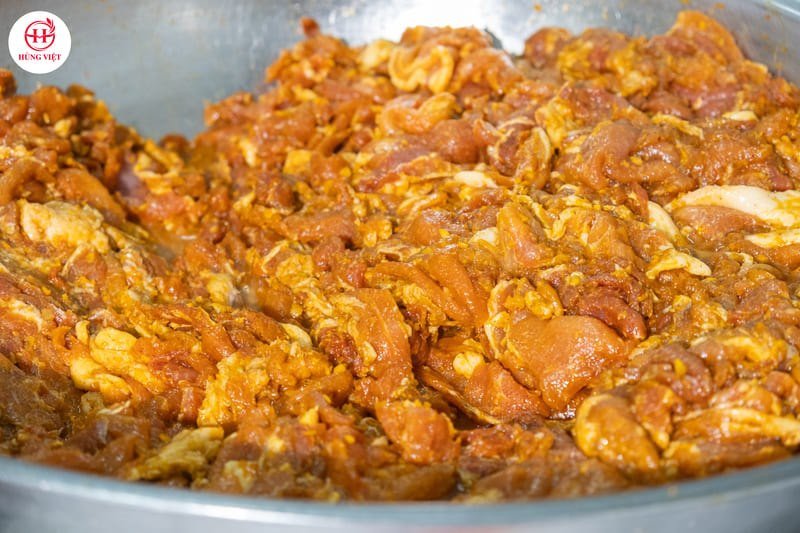 Trộn đều thịt thái mỏng và các gia vị đã chuẩn bị sẵn trong tô lớn