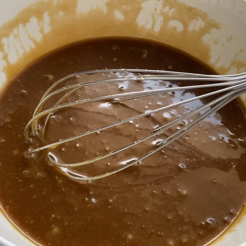 Trộn hỗn hợp bơ đường trứng cho bánh cookie mềm