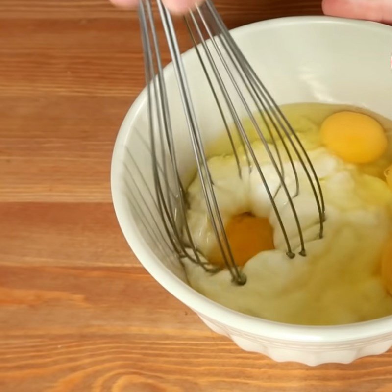 Trộn hỗn hợp sữa chua và trứng