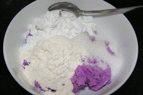 Trộn khoai mỡ cùng các nguyên liệu làm bánh