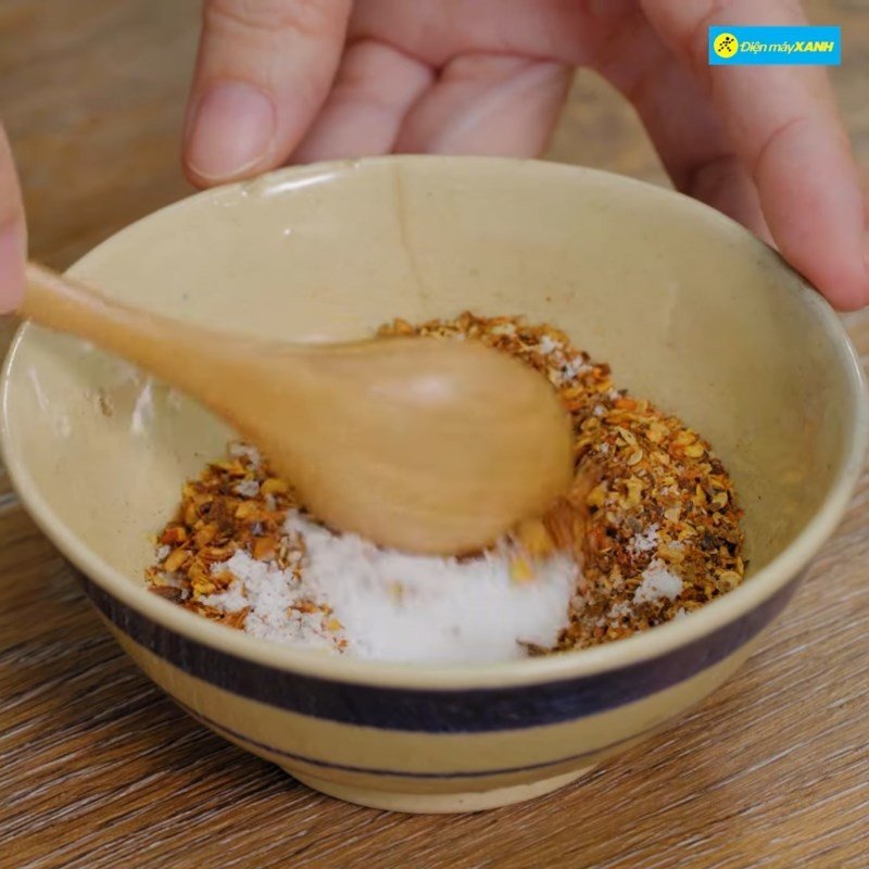 Trộn muối ớt vào mứt chùm ruột