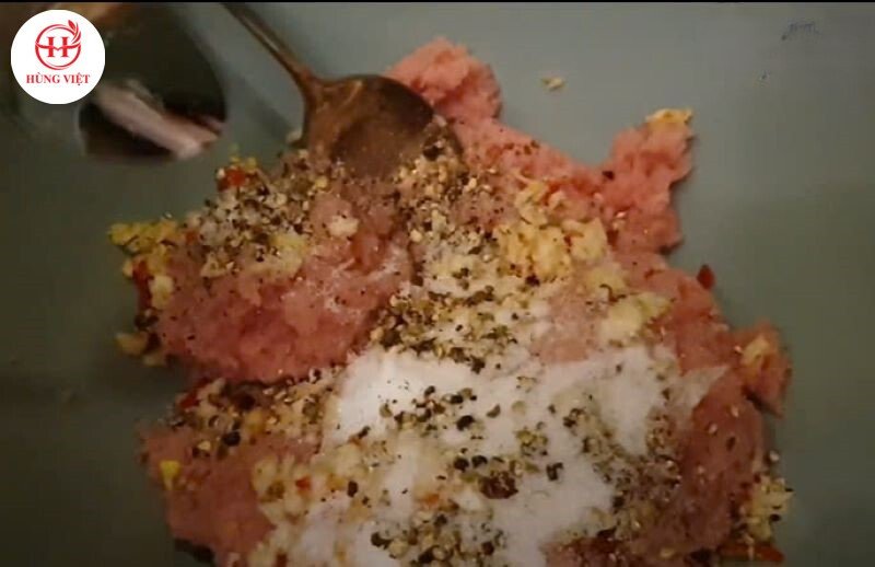 Trộn nguyên liệu làm nem chua thịt heo