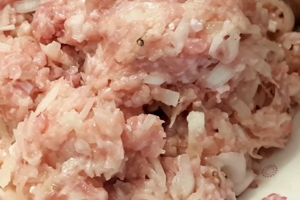 Trộn nguyên liệu làm xíu mại thịt heo trứng muối