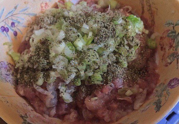 Trộn nhân thịt chuẩn bị dồn vào mực