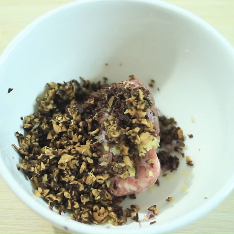 Trộn nhân thịt đậm đà cho món mực nhồi thịt hấp