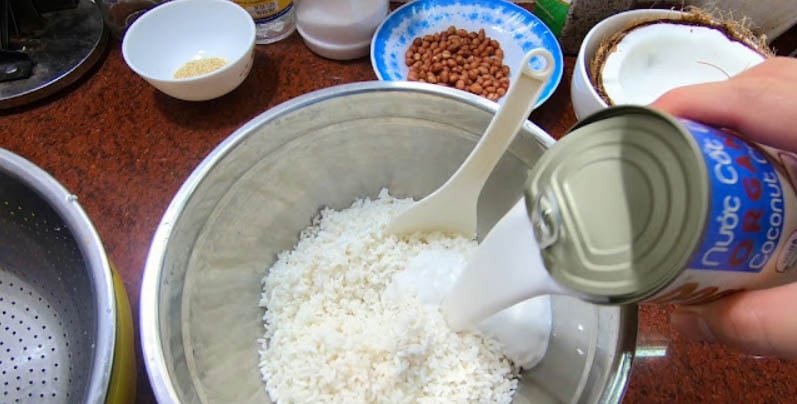 Trộn nước cốt dừa, nếp và đậu xanh